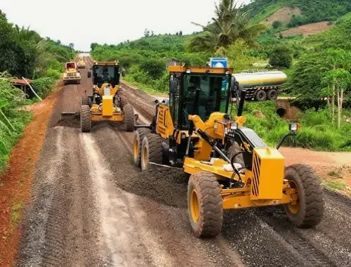 AWD grader forming and smoothing an access road for safe site entry and vehicle movement